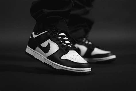 nike dunks black and white